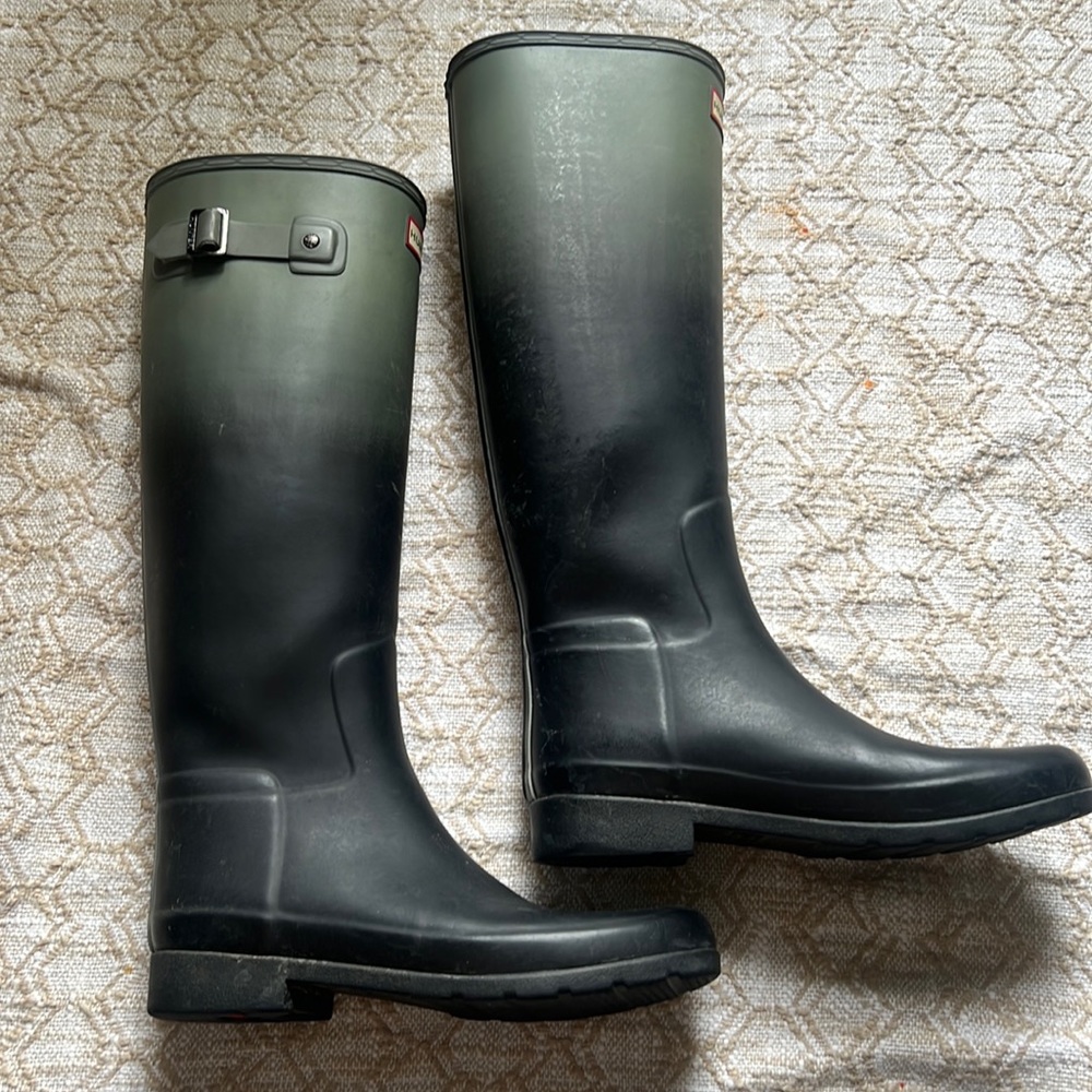 Black and gray hunter boots